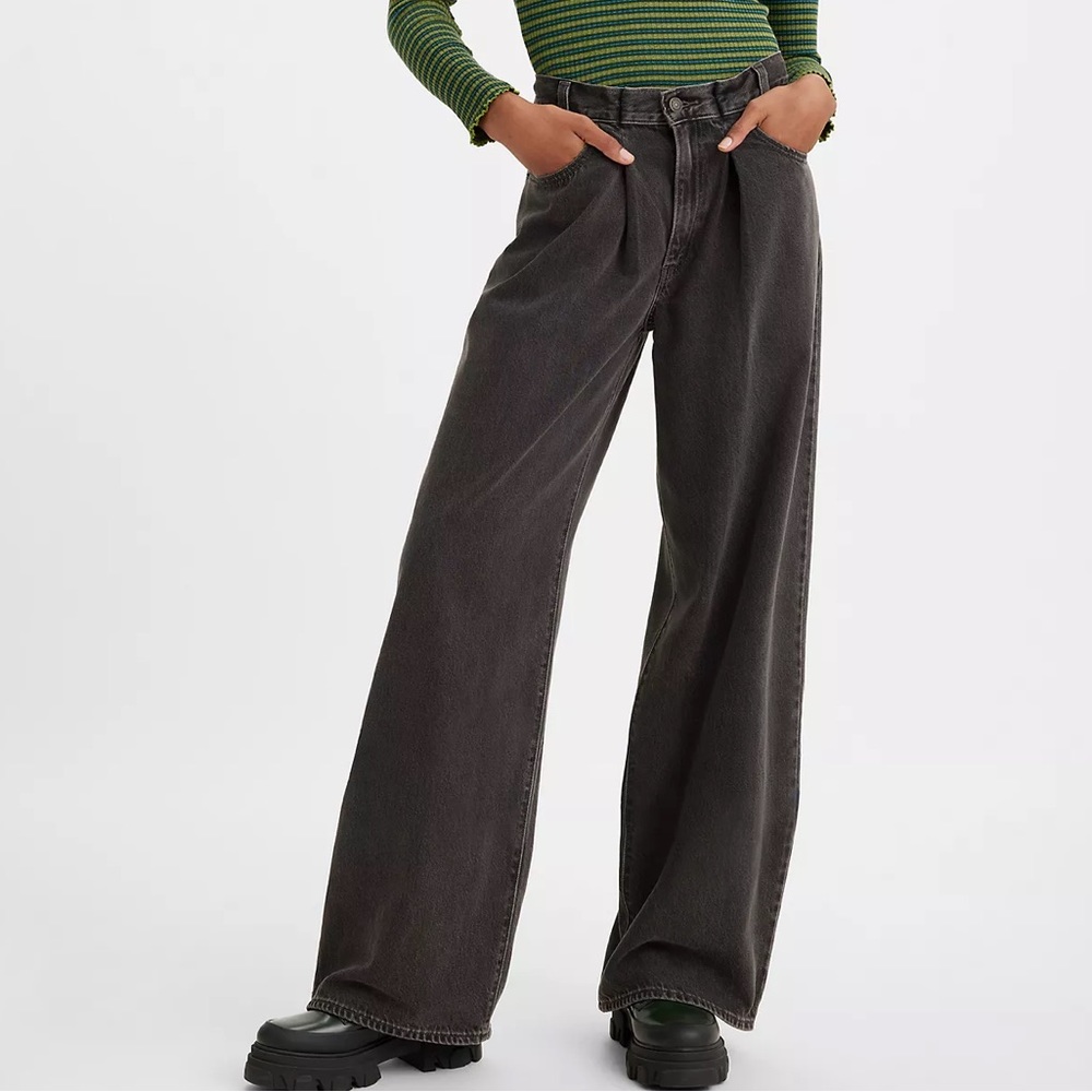 Pleated Levi’s jeans